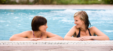 Gesundhotel Bad Reuthe - Freundinnen im Gartenpool Gesundhotel Bad Reuthe - Freundinnen im Gartenpool