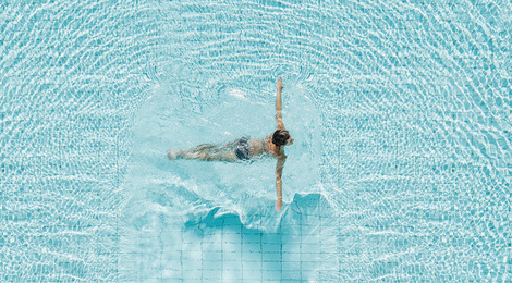 BR_Gartenpool_Sophia-im-Wasser_220824-001_A-Lamprecht_verlaengert_1400px