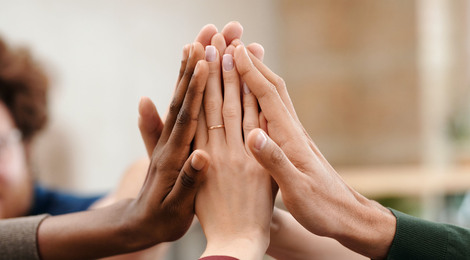 BR-Gesundhotel-Bad-reuthe-team-teamwork-zusammenhalt-mitarbeiter-stimmung-highfive_2500px