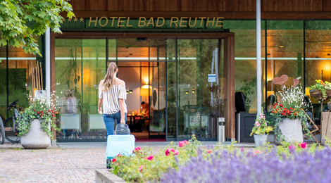 BadReuthe_Hoteleingang1_Foto Florian Palatz und Johanna Hartl_willkommen-eingang-hotel