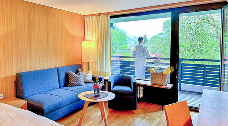 BR_Hangspitz_neueSofas_Zimmer-mit-Model_1_1500px