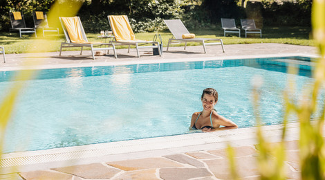 Gesundhote-Bad-Reuthe-Gartenpool-Aussenpool-kurztrip-kurzaufenthalt-wochenende-auszeit-sommer-pool-baden-wellness-spa_A-Lamprecht_2000px