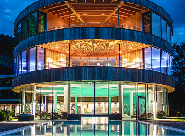 BR_ChrisBorg_Juli23_Badehaus_Aussenansicht_284_bearb_cf_1400x650px