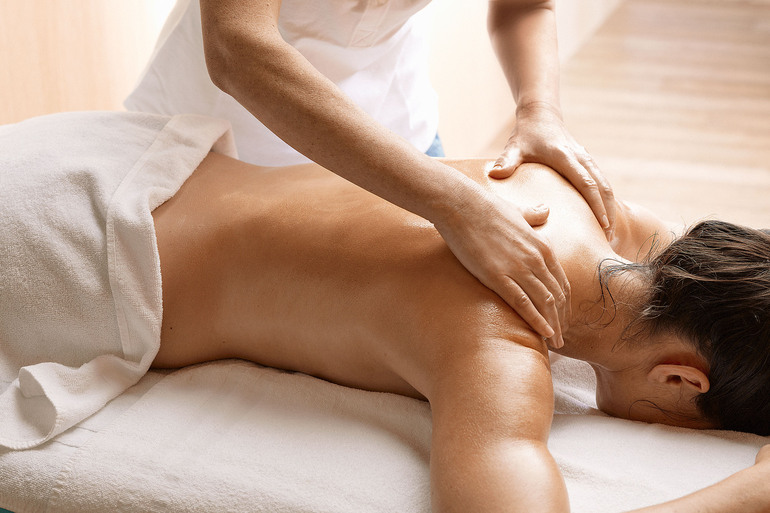 Gesundhotel-bad-reuthe_Spa_Massage_Foto AdolfBereuter_2500px Gesundhotel-bad-reuthe_Spa_Massage_Foto AdolfBereuter_2500px