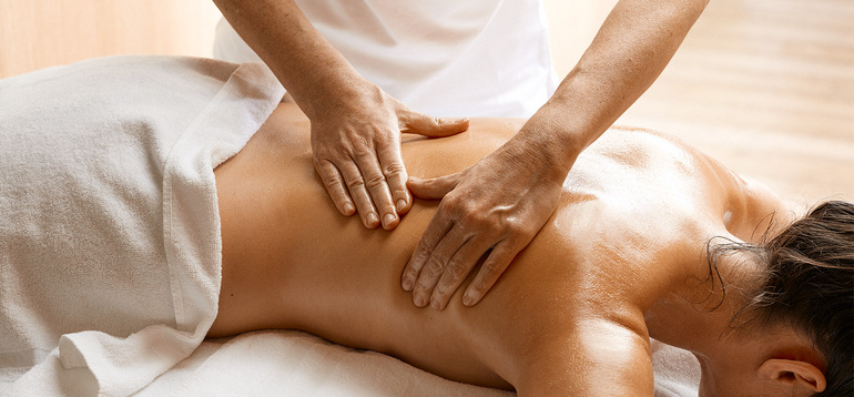 BR_Massage-Ruecken_Wellness_Foto AdolfBereuter_1400x650px