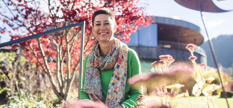 BR_Herbst_Jutta-Frick_Portrait-im-Garten_Favorit1_1400x650px