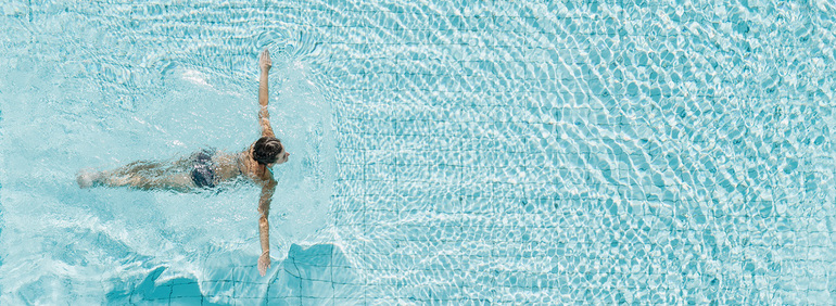Bad-Reuthe-Aussenpool-beheizt-Schwimmen-von-oben-220824-001_A-Lamprecht_1500x550px