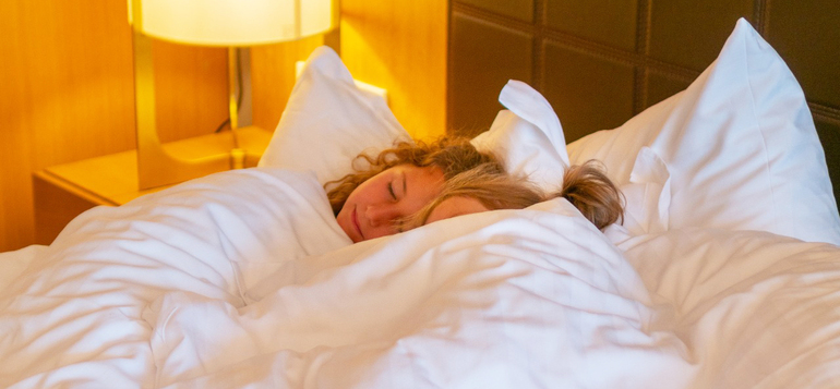 ChrisBorg_Kinder-schlafen-im-Bett